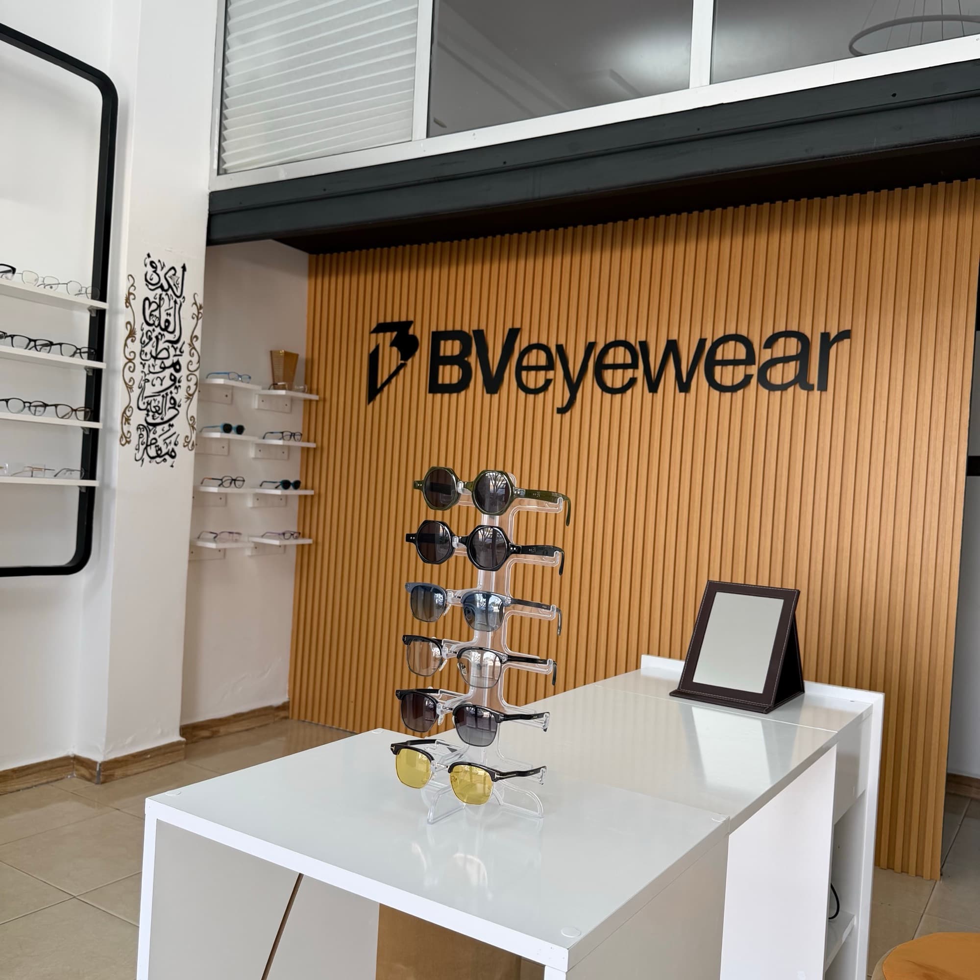 Pas un opticien.
Une signature.